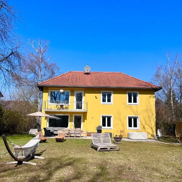Large Munich house with 4 bedrooms in a quiet and greened villa area near Munich, hotel i München
