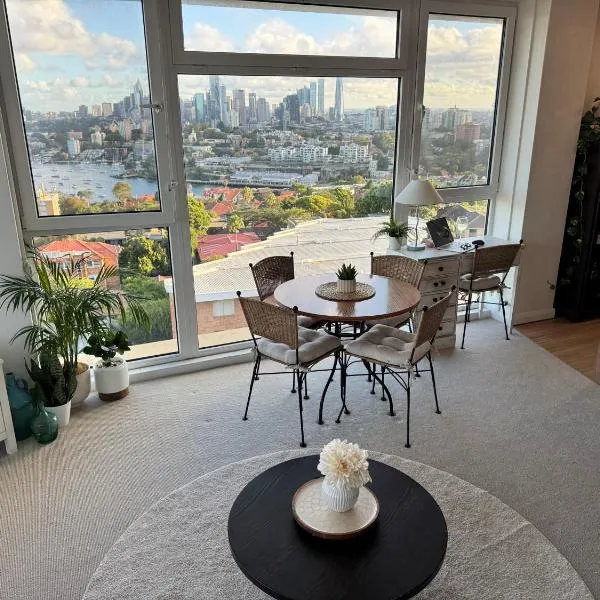 Breathtaking Harbour Bridge & Harbour Views, Corner Apartment, Free Parking, hotel v destinaci Sydney