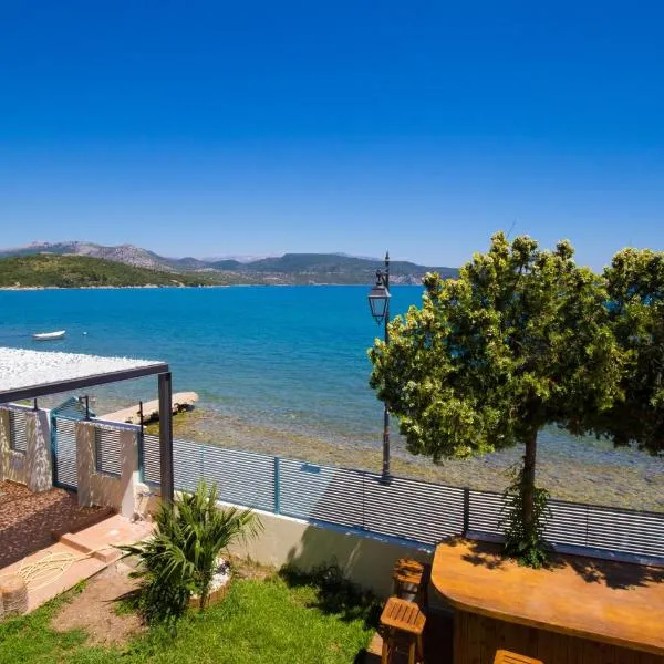 SALTY BREEZE Beachfront Apartment、リジアのホテル