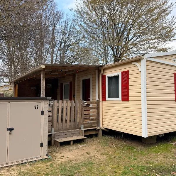 Mobilhome au bord du lac, hotel en Saint-Gérons