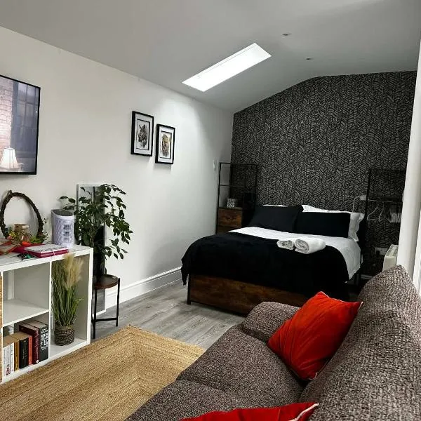 Brain Properties Limited - Garden flat with Parking near QA Hospital, хотел в Портсмът