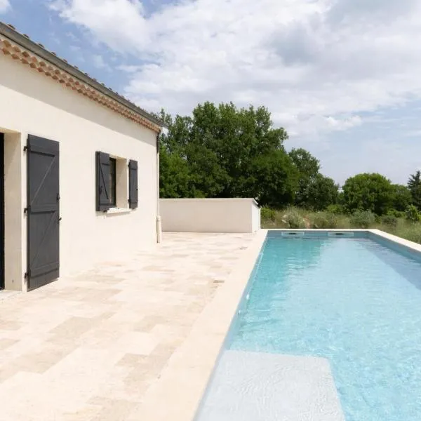 Beau gite avec couloir de nage, hotel en Le Garn