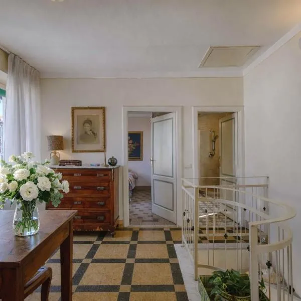 Casa Patrizia - Elegant two bedroom seafront house on Viareggio Promenade, hotel in Viareggio