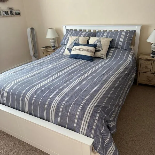 Midships, bright and airy, first floor, centrally located, flat, hotel sa Dartmouth