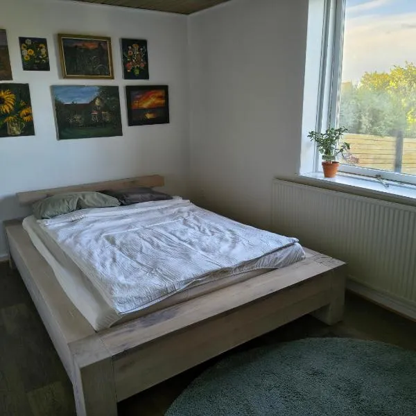 Cozy guest house with terrace, hotel i Aalborg