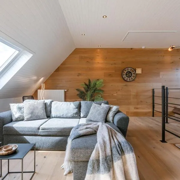Casiola - Beautiful and spacious vacation home with parking, khách sạn ở Blankenberge