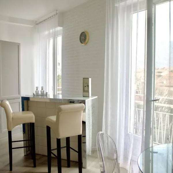 "Felicita" San Francesco lake view Relax Apartment، فندق في ليكو
