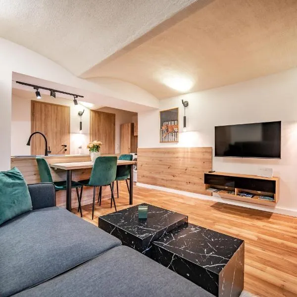 URBAN BASE CELJE Apartment with FREE Parking & Terrace, hotel Cilliben