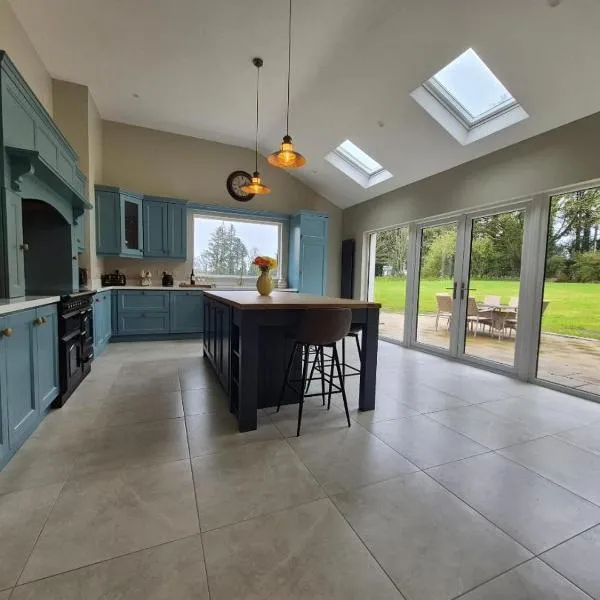 Stone Lodge, hotel in Ballynamult