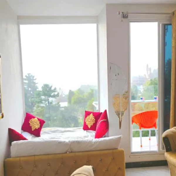 Bhurban Nights - High Floor Glass Bed View - Lift - Murree Bhurban, hotel v destinaci Bhurban