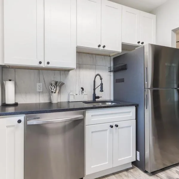 Pet-Friendly 2BR Near Edgewater with Parking、レイクウッドのホテル