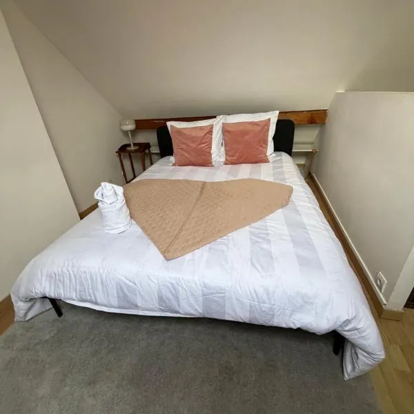 Viesnīca Homewood - entire property for 6 people - 4 adults maximum - in village 10 min from Disneyland Paris & TGV RER A pilsētā Montry