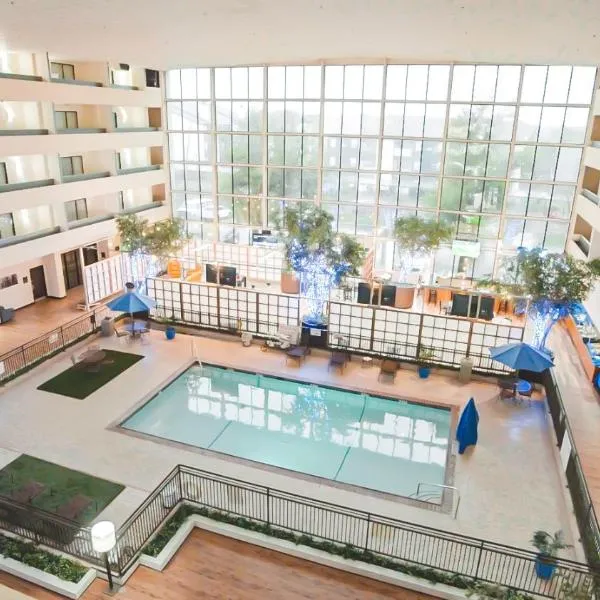 Atrium Hotel and Suites DFW Airport, hotel v mestu Irving