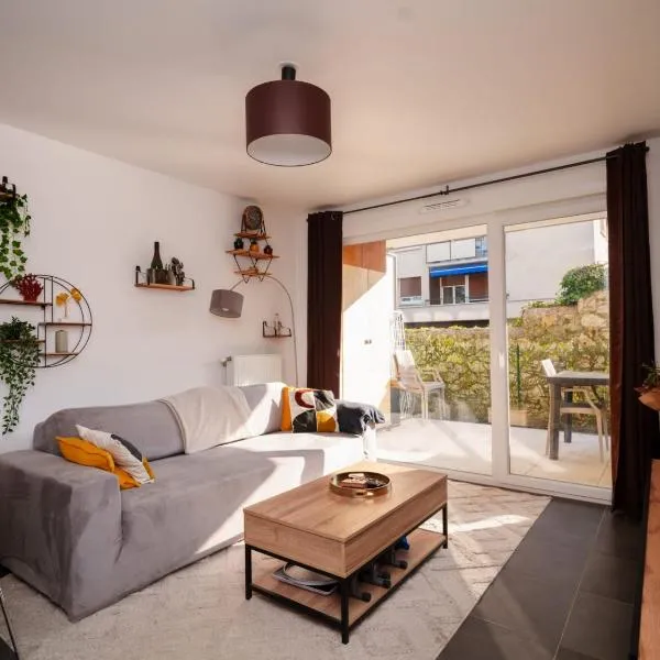 La loge des jardins du petit port، فندق في إيكس لي بان