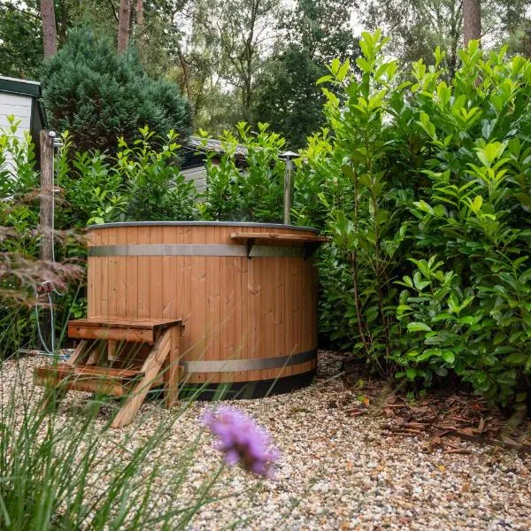 Wild Flower Wellness met privé Sauna en Hottub in prachtige tuin met overkapping، فندق في هونديرلو