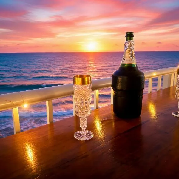 Absolute Beachfront Ocean Balcony Heated Pool, hotel en Gold Coast