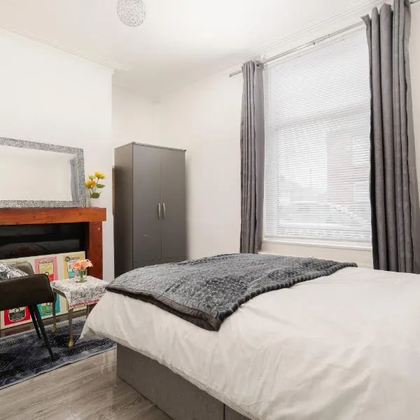 Modern 3-Bedroom Home in-Steps from Crown Point, Hotel in Denton