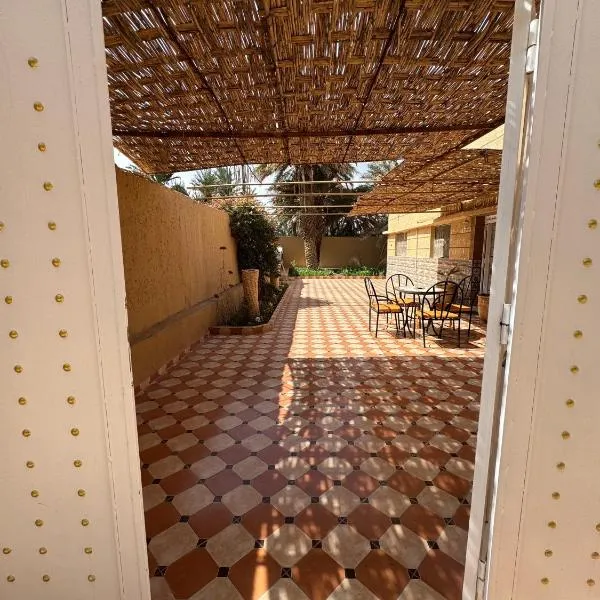 Fantastic Villa -A Peaceful, Art-Inspired Retreat with AC, Fast WiFi & Free Private Parking in Erfoud -Your Gateway to Merzouga Dunes, Hotel in Erfoud