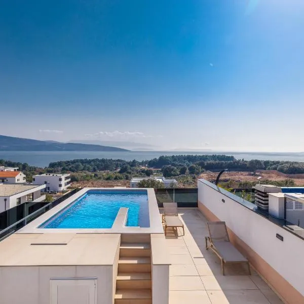 Krk में, होटल Hedonic Penthouse with Rooftop Pool & Sea View