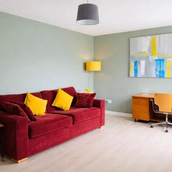 15 mins to Princes Street Spacious Lakeside Home with Free Parking, hotel i Edinburgh