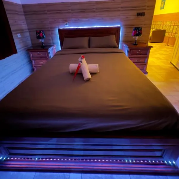 Fantastic Villa -A Peaceful, Art-Inspired Retreat with AC, Fast WiFi & Free Private Parking in Erfoud -Your Gateway to Merzouga Dunes, Hotel in Erfoud