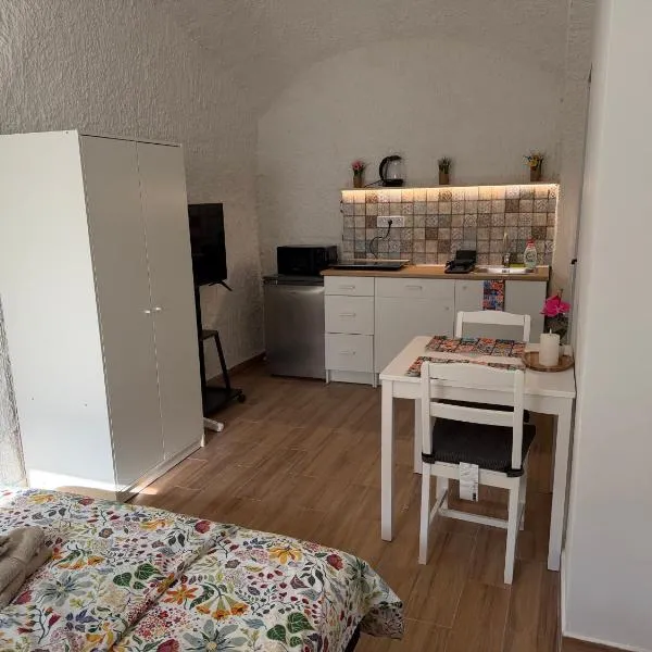 La Casa de Nido-Cozy Studio, hotel in Veszprémfajsz