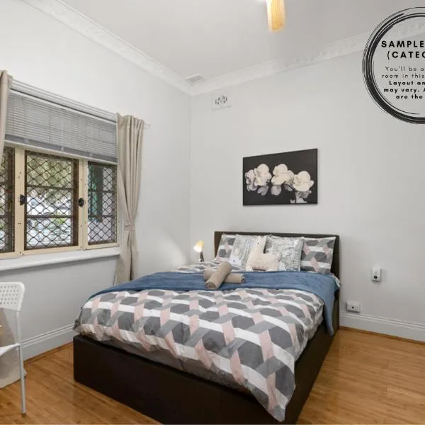 Elegant Double Room Lidcombe - Close to Transport & Shops - Shared Bathroom โรงแรมในAuburn