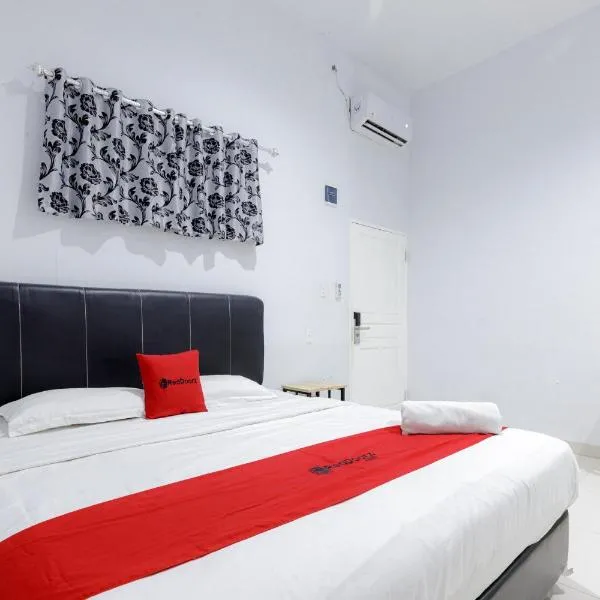 RedDoorz Plus near Thamrin Plaza Medan, hotel in Medan