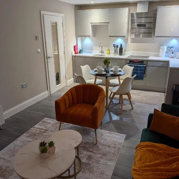 Stunning Sea View 2BR Flat with Parking Sleeps 5 Walk to Beach - Big Savings for Extended Stays - by Nestora Stays Ltd, Hotel in Brighton & Hove