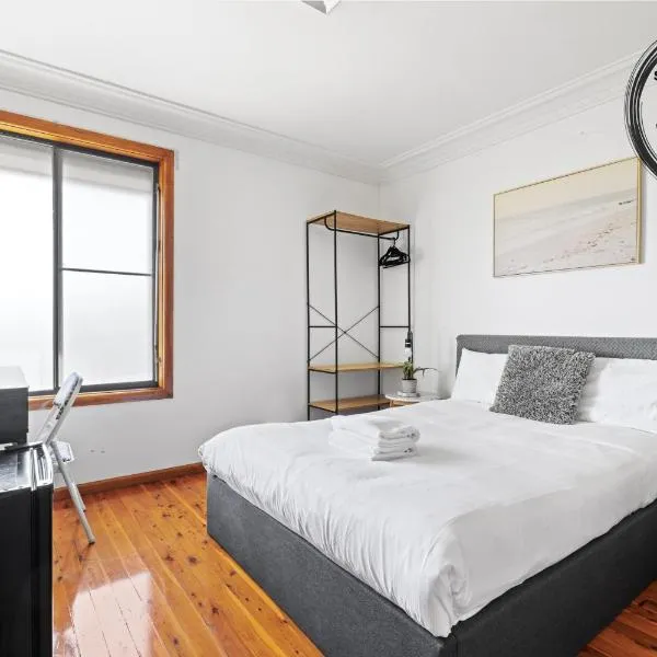 Peaceful & Central Stay in Liverpool - Private Double Room - Shared Bathroom, hotel in Liverpool