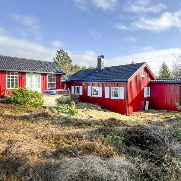 2 Bedroom Beautiful Home In Indre Nerøy, hotel sa Ottersøy