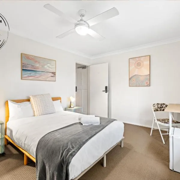 Bright & Comfy Double Room - Cozy and Well-Connected - Shared Bathroom, hótel í Blacktown