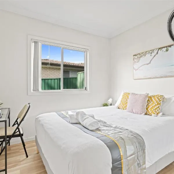 Double Room - Quaint Spot in Marayong - Centrally Located - Shared Bathroom, hótel í Blacktown