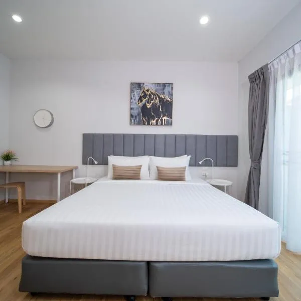 Xen Pool Access, hotel i Chalong