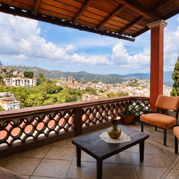 Entre el sol y la luna, hotel u gradu Tasko de Alarkon