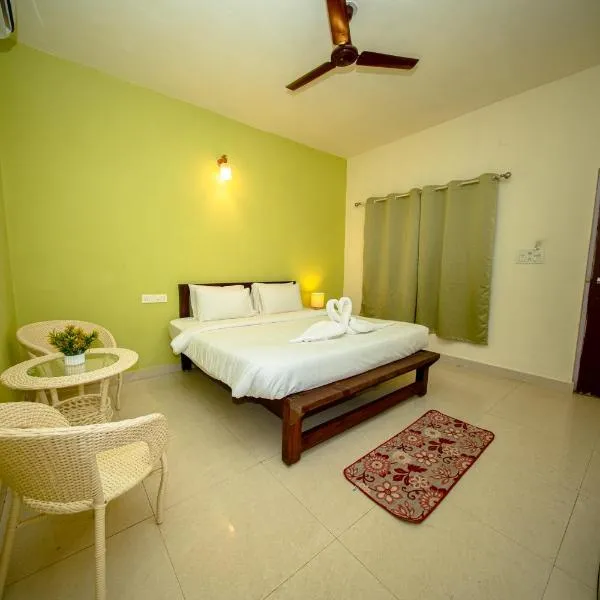 Aqua Wave by YogiTree Hotels, hotel u gradu North goa