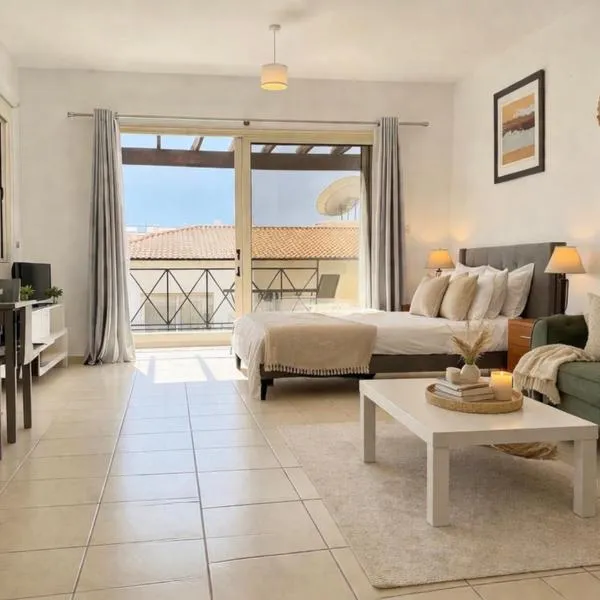 Stylish Apartment with Pool, Balcony Hillside and Sea Views, Fast WiFi, hotel v destinaci Pegeia