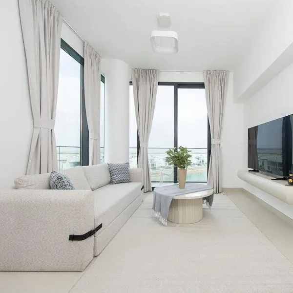 Stunning 2BR Sea View in Blue Bay Walk, khách sạn ở Sharjah
