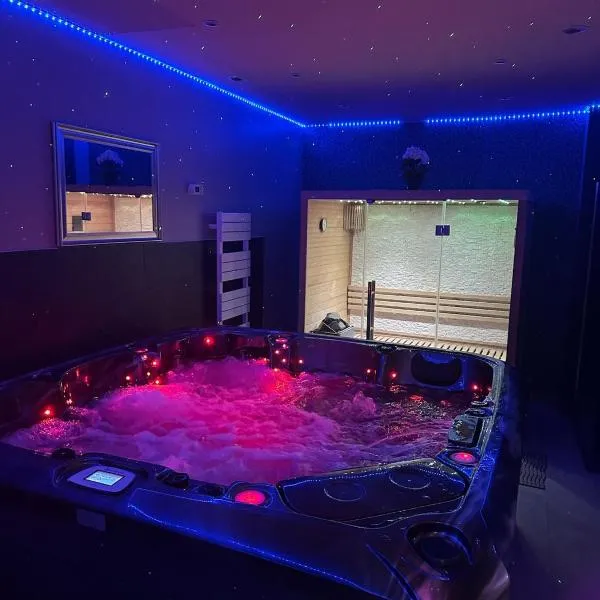 Pure Private Spa Experience for 5 people, khách sạn ở Montluçon