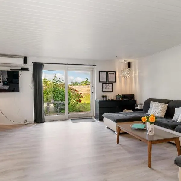 House near public transport, hotel u gradu Lystrup