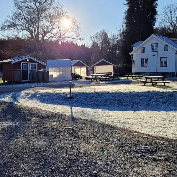 Björsjöås Vildmark - Small camping cabin close to nature, Hotel in Olofstorp