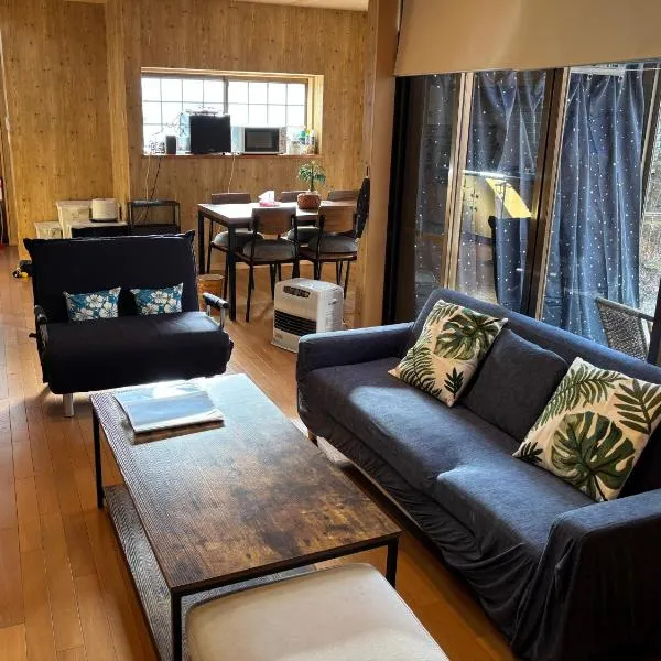 コテージ鹿留スマプロハウス ペットと泊まれる一棟貸し 富士急まで20分 2階建て3LDK最大8名 Wi-Fi完備、都留市のホテル