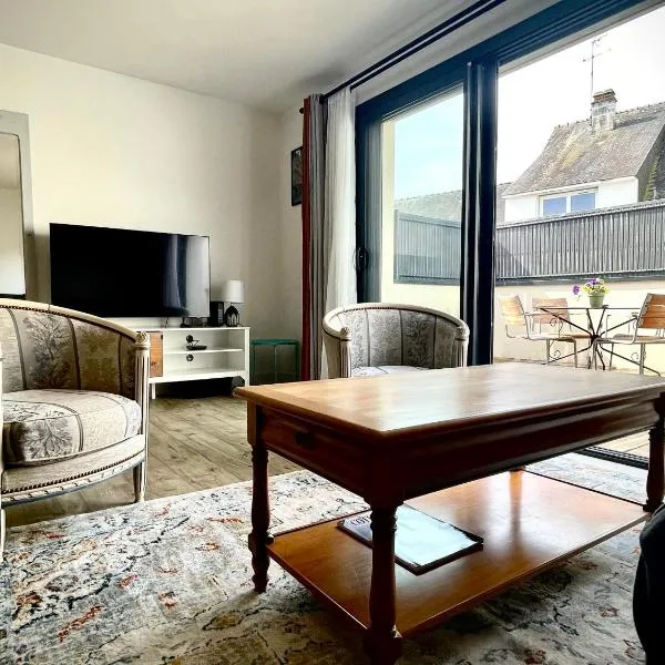 Plein centre Auray - Spacieux duplex T2 avec grande terrasse ensoleillée, hotel v destinácii Auray