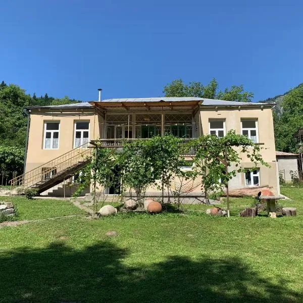 Authentic house with a huge garden, hotel u gradu Utsera