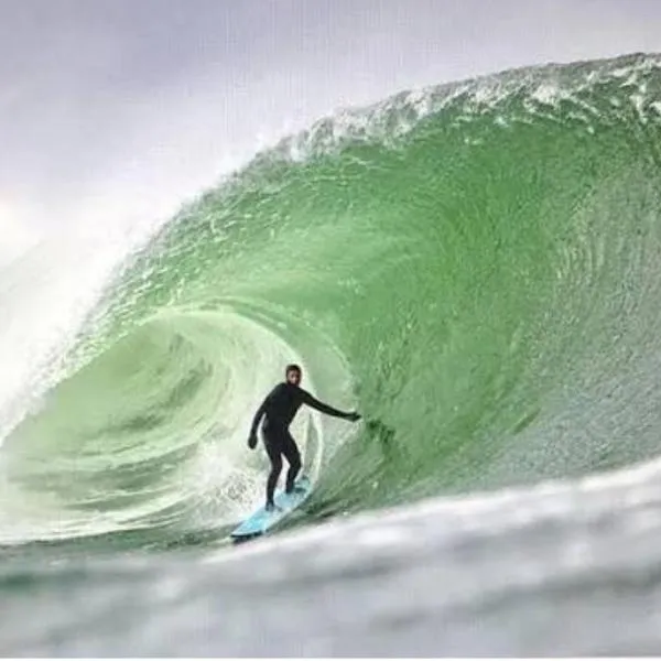 Surfers Getaway - Room Staycation, отель в городе Слайго