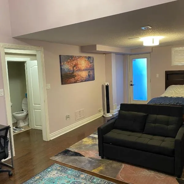 Spacious Basement with Private Bathroom and Entrance, hotel v destinaci Toronto