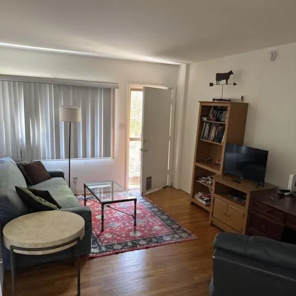 Beautiful apartment close to Cedars! Beverly Hills, hotel in Los Angeles