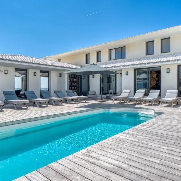 Villa Océans Oceanfront Pool Spa Sleeps 15 in Bretignolles sur Mer, hotel i Bretignolles-sur-Mer