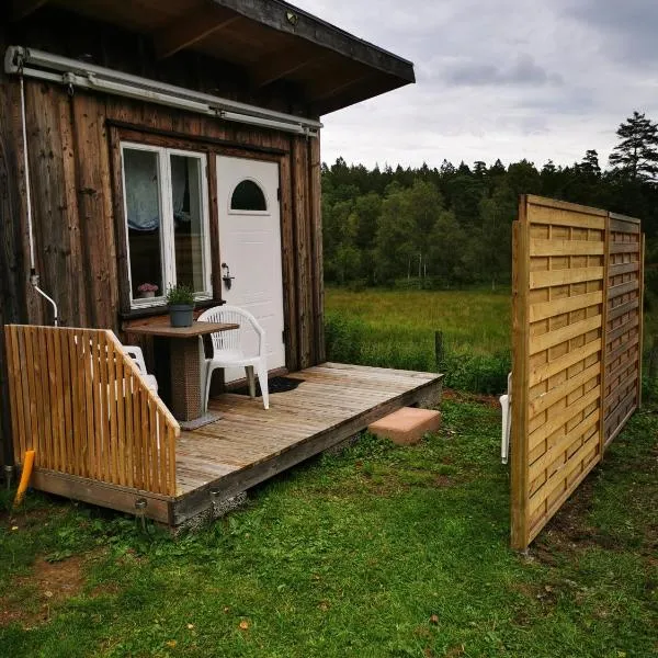 Björsjöås Vildmark - Small camping cabin close to nature, hotel di Olofstorp