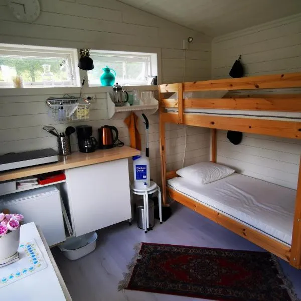 Björsjöås Vildmark - Small camping cabin close to nature, hotel in Olofstorp